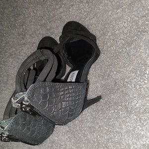 Steve Madden Size 6M Black Leather Croc Embossed Design